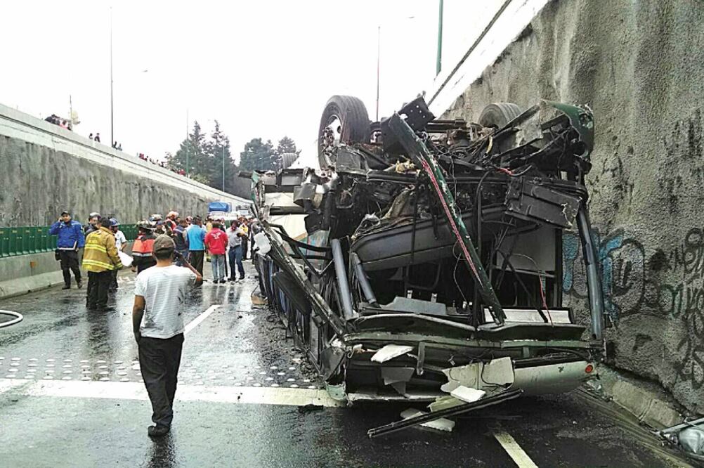 Testigos del accidente aseguran que la culpa fue del conductor del camión de pasajeros, pues se impactó de lleno contra la pipa (ESPECIAL)
