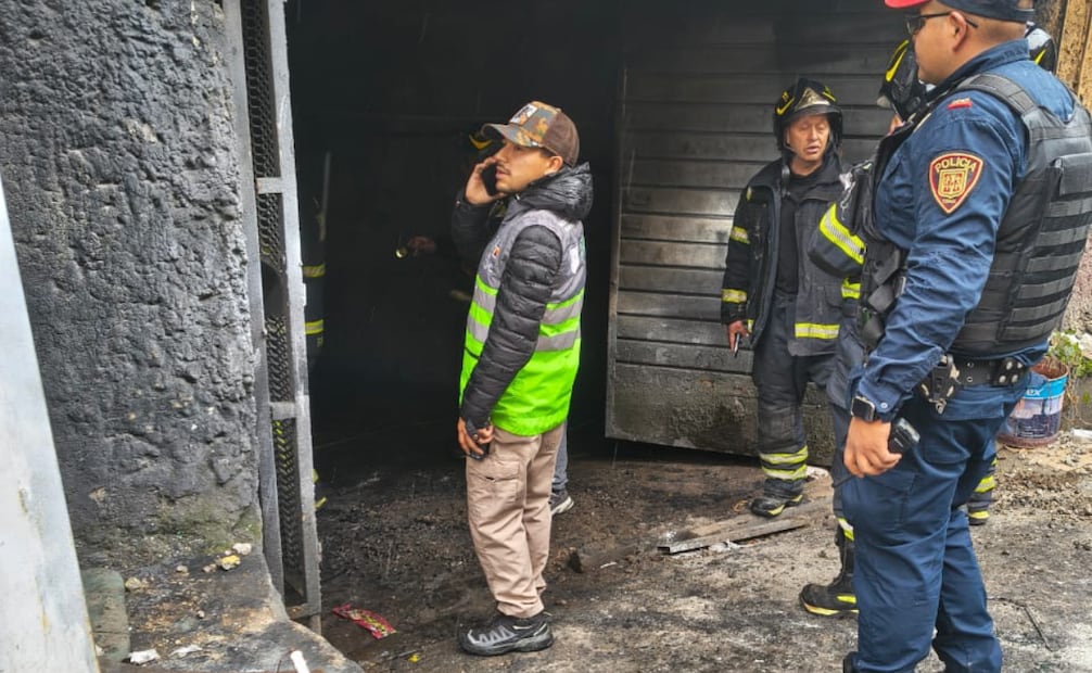 Incendio en vivienda de Álvaro Obregón consume 80 metros cuadrados; hombre resulta intoxicado.
Foto: Especial.