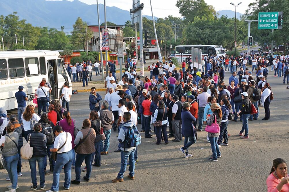 Trabajadores de la Sección 35 sitiaron la carretera federal 190, a la altura de la vía a la Sierra Juárez. Advirtieron que realizarán más bloqueos hoy y mañana (EDWIN HERNÁNDEZ. EL UNIVERSAL)