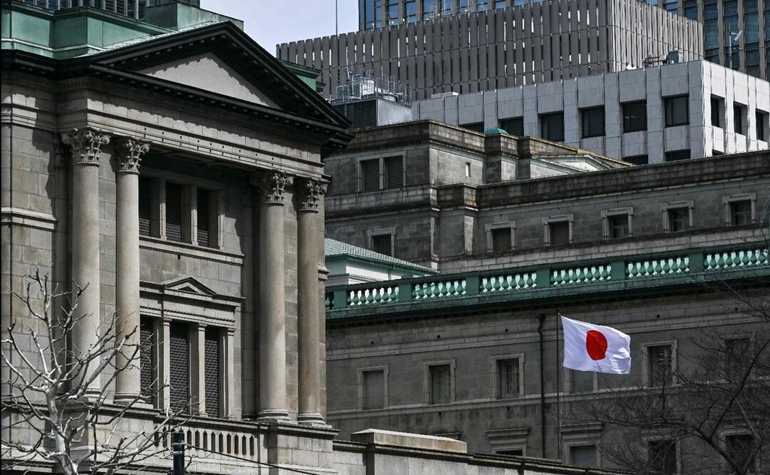 El Banco de Japón (BoJ) puso fin a la era de los tipos ultrabajos que se ha prolongado más de una década en el país, al considerar que su economía ha dejado atrás su largo ciclo deflacionario. Foto: AP