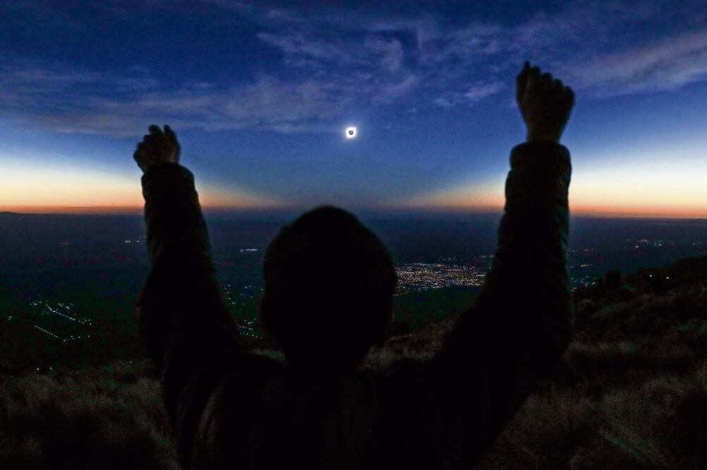 El sol cubierto por la luna durante el eclipse solar total de 2019. Foto: EFE / Nicolas Aguilera, archivo