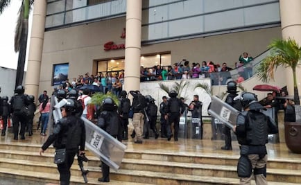 Maestros y padres marchan y “toman” plazas en Chiapas