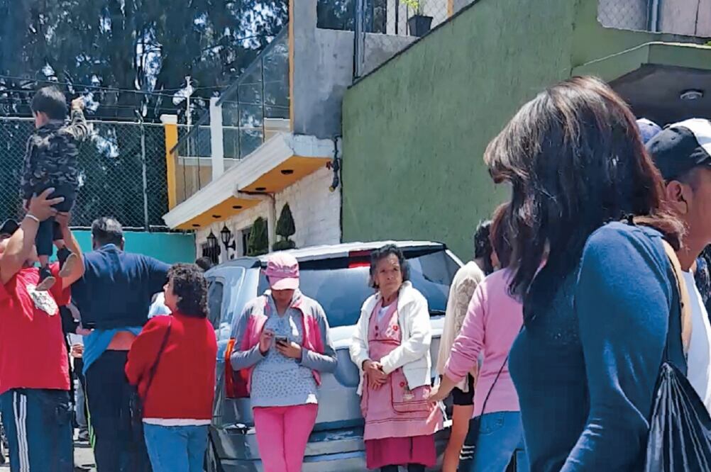 En avenida Fuerte Loreto, a la altura de la Calle Batalla Santa Rosa, en Iztapalapa, 50 personas esperaban entrar a una casa de cantera beige con pinos en la entrada, donde presuntamente el PRD compraba el voto (ESPECIAL)
