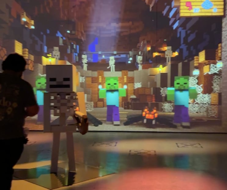 A lo largo del recorrido de Minecraft Experience aparecen personajes como los creepers. Foto: Dazel Sarabia/ EL UNIVERSAL