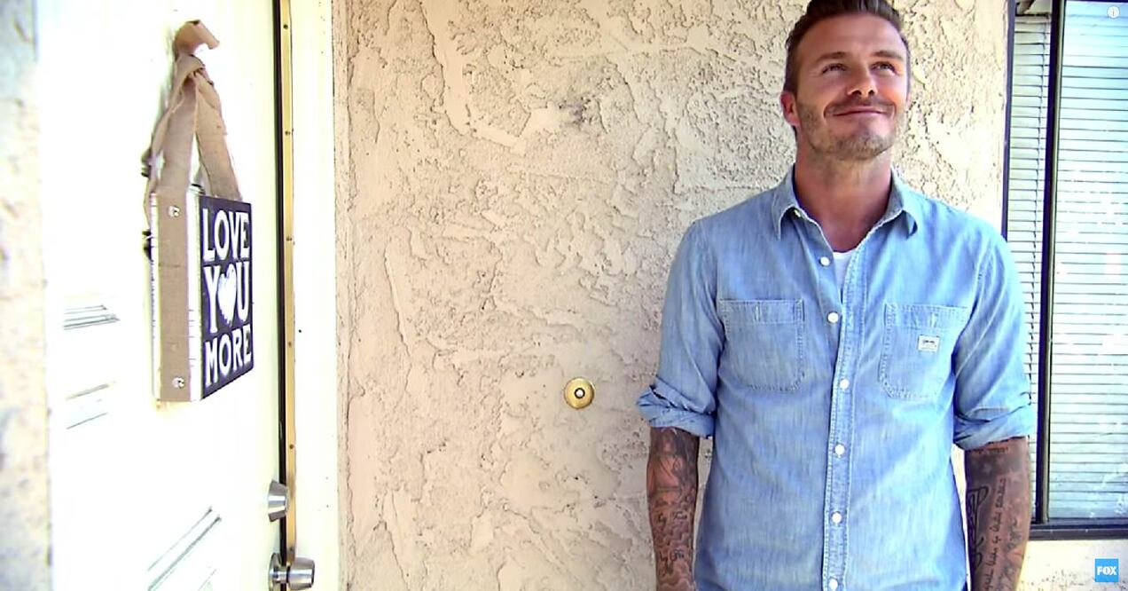 Beckham participó en el nuevo programa de Ryan Seacrest llamado "Knock Knock Live", en el que algunas familias estadounidenses son sorprendidas en vivo con el dinero (ESPECIAL)
