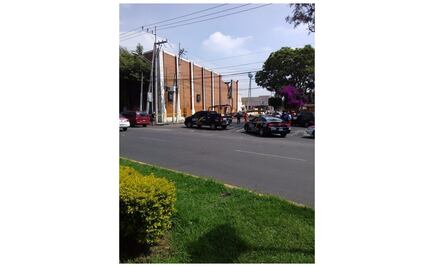 Barda de Walmart Villa Coapa cae sobre vehículo de CFE