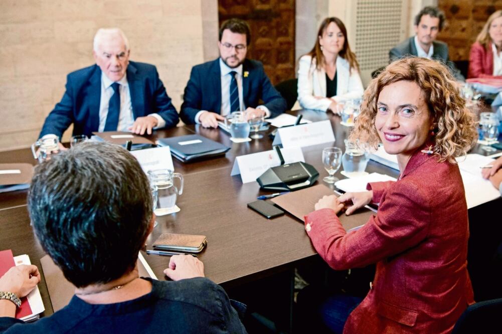 La ministra española de Administración Territorial, Meritxell Batet, dura nte la reunión de ayer con independentistas catalanes, en Barcelona. (JOSEP LAGO. AFP)