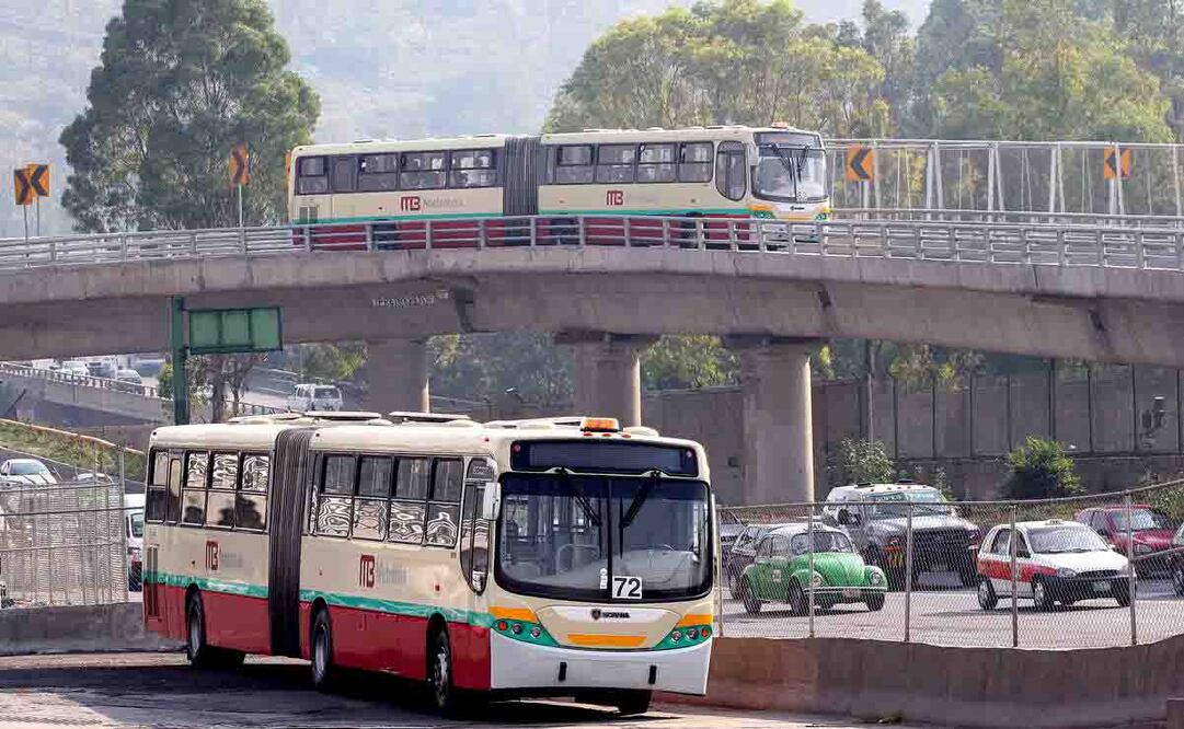 Recorrido de EL UNIVERSAL por estaciones del Metrobús en su primer aniversario, junio del 2006. Foto: René Rozzains/ Archivo EL UNIVERSAL.