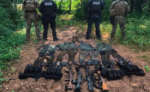 Hallan campamento de grupo delictivo en Mazatlán; aseguran armas, cartuchos y chalecos tácticos