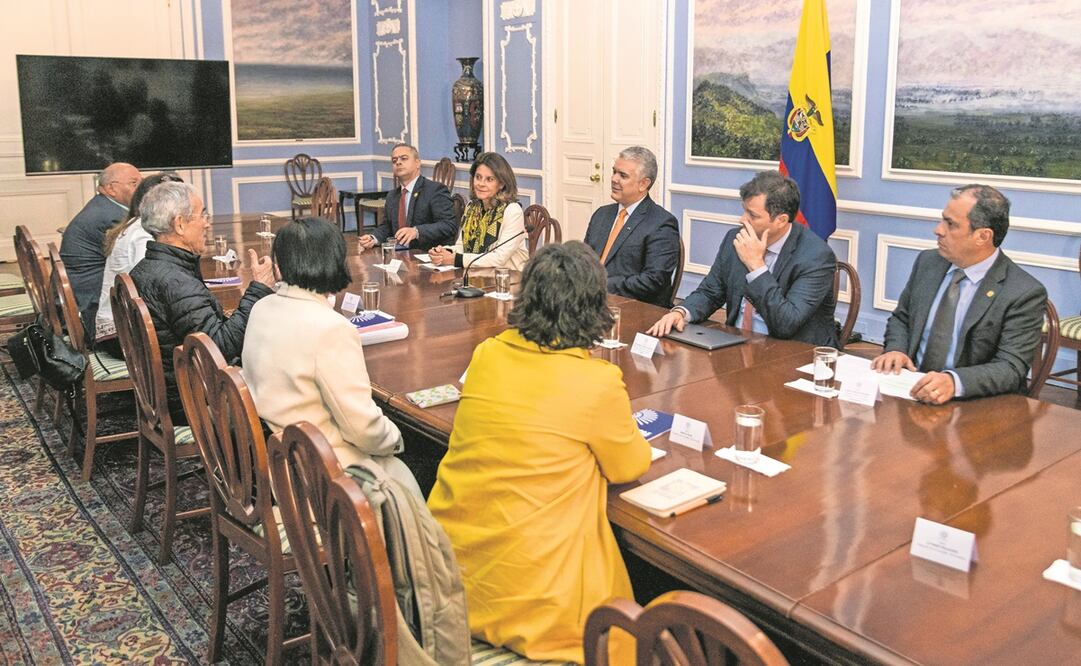 El manda- tario Iván Duque (centro, arriba) mientras habla con el presidente de la Comisión de la Verdad, el sacerdote jesuita Francisco de Roux, en la Casa de Nariño en Bogotá.