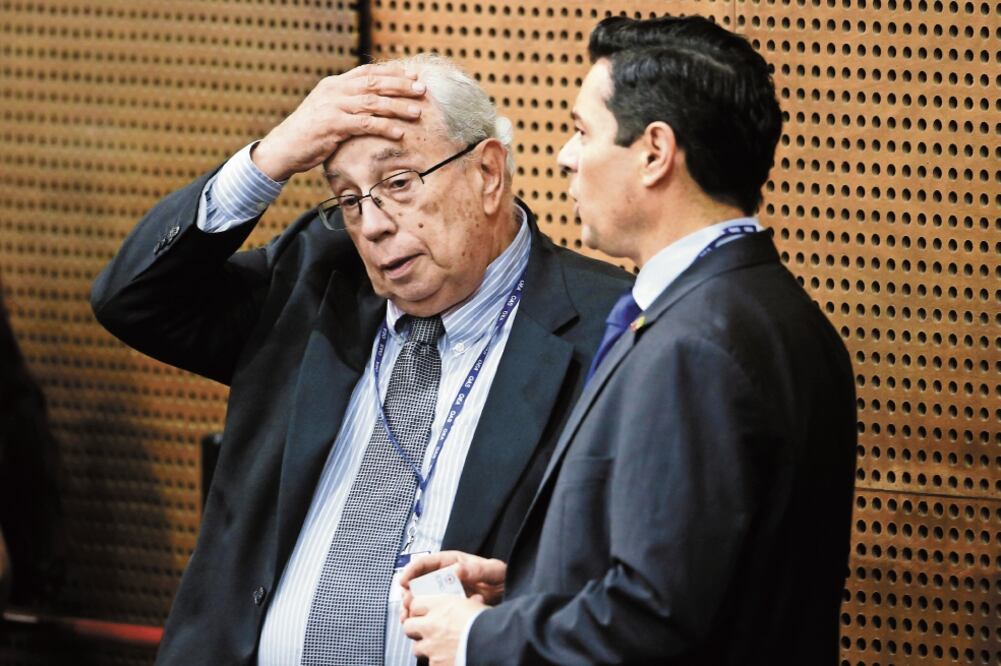 Diplomático. El representante permanente de Venezuela ante la Organización de los Estados Americano, Gustavo Tarre (izq.), ayer en Medellín. Foto/LUIS EDUARDO NORIEGA. EFE