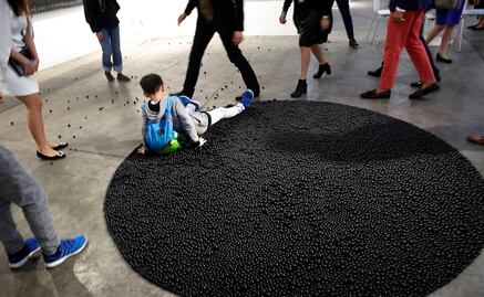 Niño cae sobre pieza de arte contemporáneo