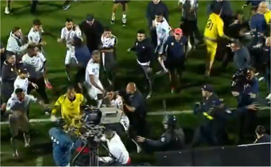 FOTO: ESPECIAL - Final de la liga costarricense finaliza con batalla campal