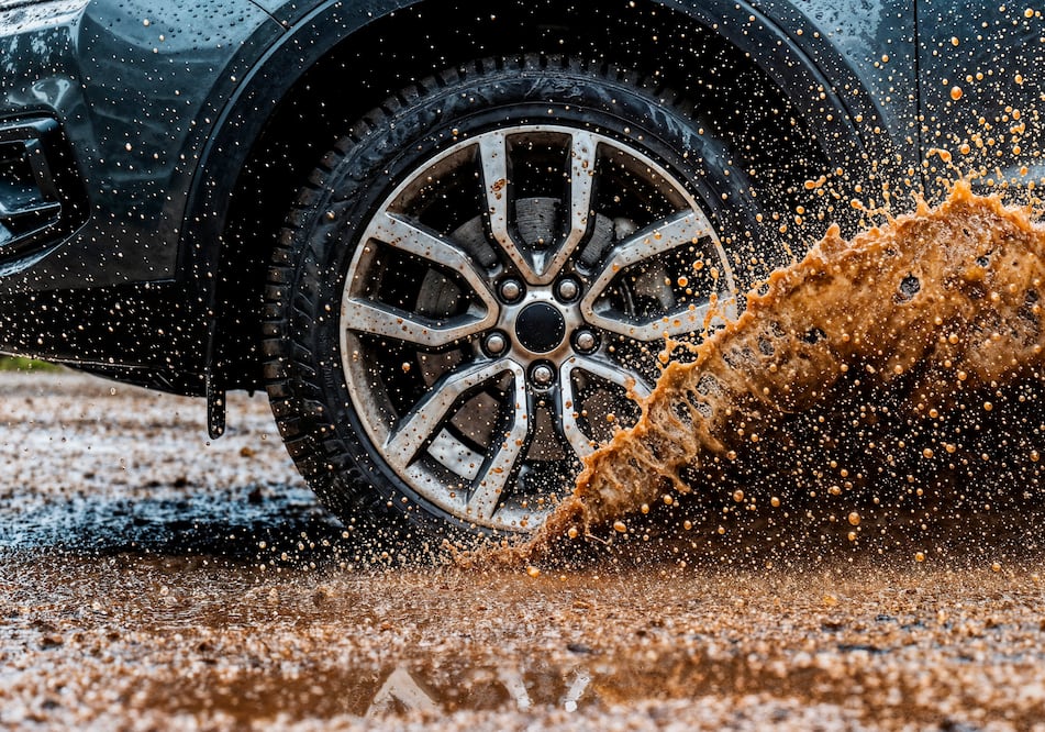 Aprende a elegir os mejores neumáticos con estos consejos. Foto: Freepik