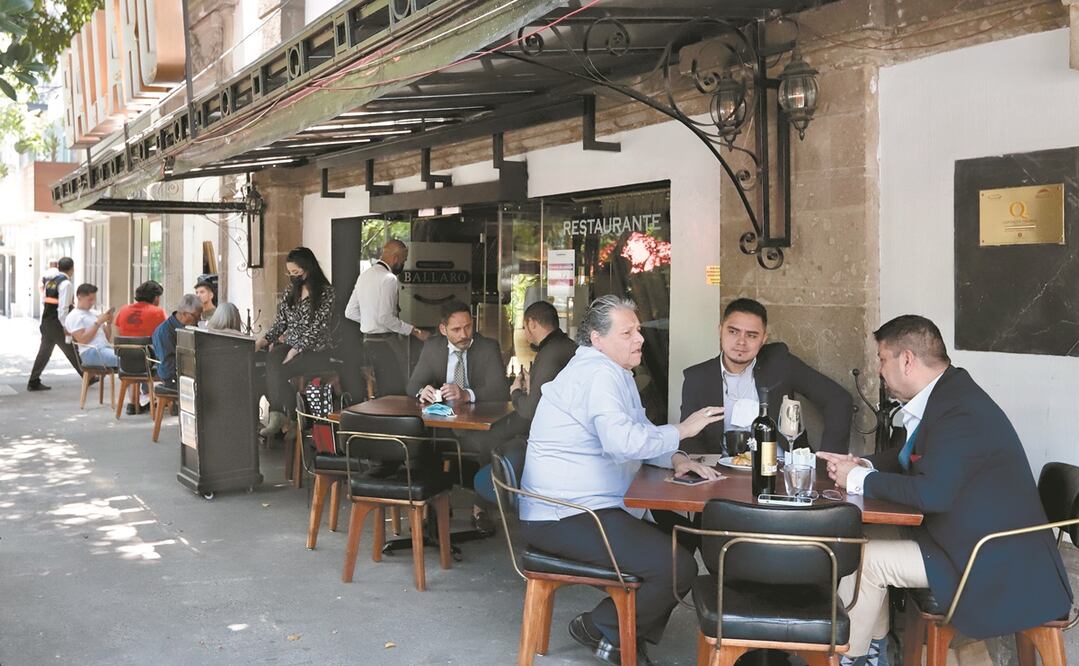 En un recorrido de EL UNIVERSAL se pudo observar que aumentó el aforo en restaurantes y locales, donde se mantienen las medidas sanitarias entre los trabajadores. Foto: FOTOS: BERENICE FREGOSO. EL UNIVERSAL