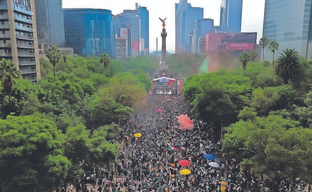 Luego del triunfo de la Selección Mexicana, miles de aficionados acudieron al Ángel para festejar. Foto: Osmar Alvarado/ EL UNIVERSAL