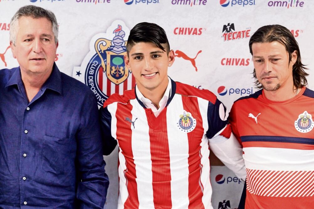 Jorge Vergara, dueño de Chivas, Alan Pulido, y Matías Almeyda, entrenador del Rebaño, durante la conferencia (ULISES RUIZ BASURTO. EFE)