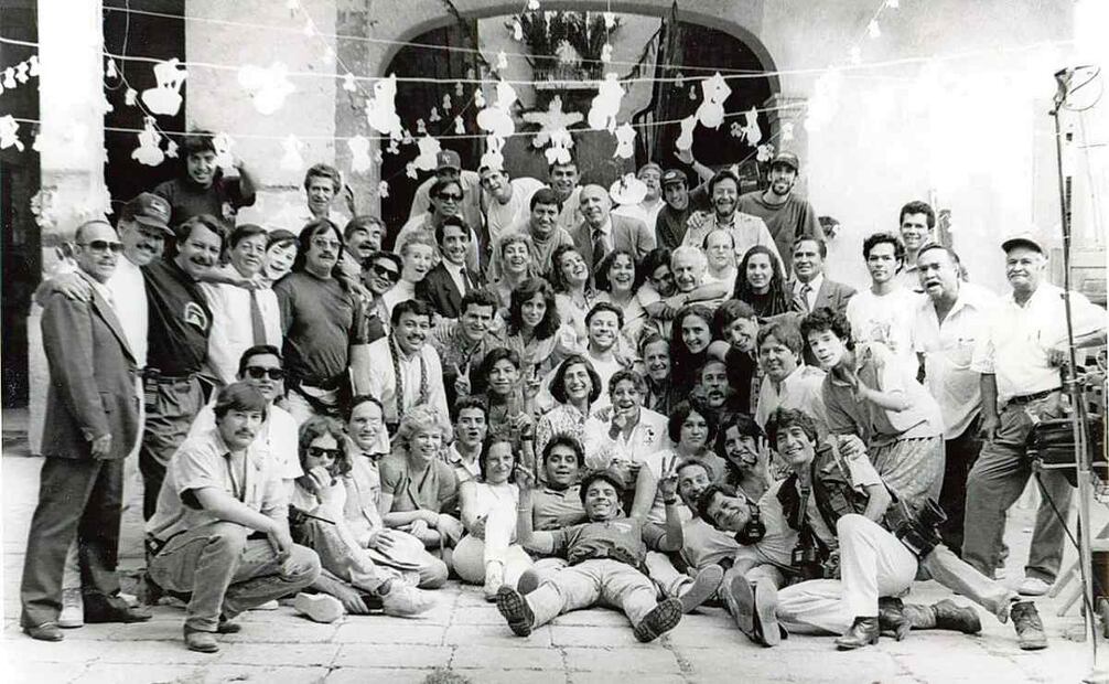 Equipo técnico y elenco en la foto del recuerdo en locación. Foto: Alameda Films