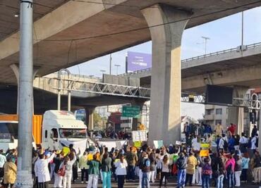Médicos de Lomas Verdes del IMSS bloquean Periférico Norte; exigen ser vacunados contra Covid-19