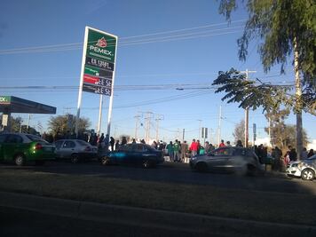 Filas de hasta 500 autos en gasolineras de Guanajuato por desabasto