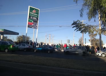Filas de hasta 500 autos en gasolineras de Guanajuato por desabasto