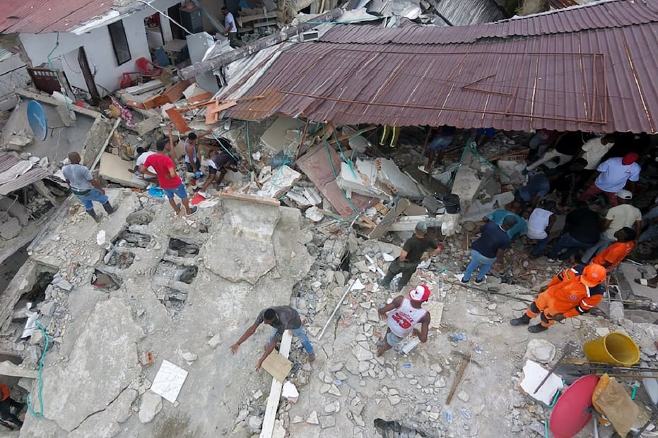 Fotografía aérea que muestra a civiles buscando entre los escombros de un edificio destruido por el terremoto de magnitud 7.4 en Quibdó. FOTO: JEAN ARRIAGA. EFE