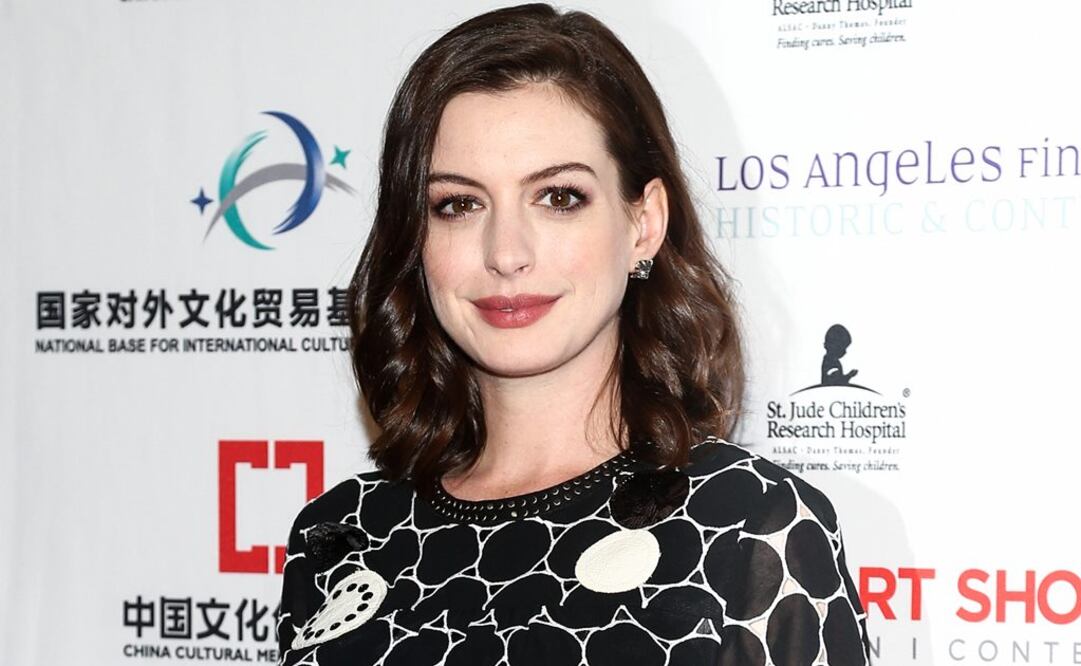 Anne Hathaway negocia encarnar a Barbie en cine
