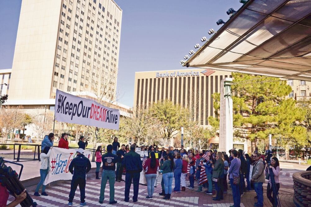 Manifestantes se reunieron el sábado en El Paso, Texas, para protestar contra de la desprotección legal en la que se encuentran miles de soñadores. (ALBERTO PONCE DE LEÓN. EFE) 
