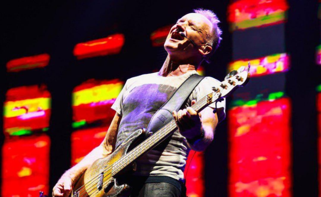 Sting entró a escena a las 22:07 horas. Vestido con una playera y unos pantalones negros. Foto: Gobierno del Estado de Quintana Roo.