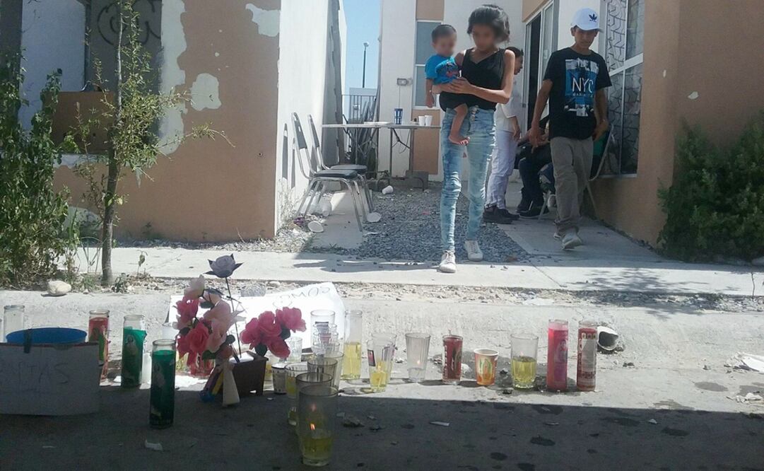 Decenas de vecinos, amigos y familiares acompañaron a los deudos de la menor. Colocaron sobre el pavimento veladoras, flores artificiales y cartulinas con mensajes para exigir justicia: "Todos somos Ana" (FOTO: DAVID CARRIZALES. EL UNIVERSAL)