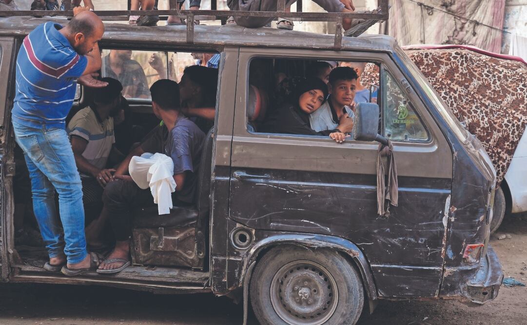 Palestinos, con el cuerpo de Mohammed Al-Sukni, quien murió al intentar alcanzar los camiones de ayuda humanitaria, antes de su funeral en la ciudad de Gaza. Foto: de Jehad Alshrafi. AP