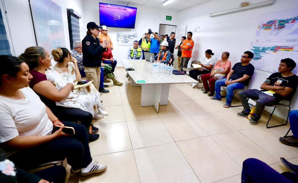 Protección Civil, trabaja en forma coordinada con los miembros de expertos del ejército y de la empresa minera para rescatar a los cuatro trabajadores atrapados. Foto: Oficial, visita a la mina de Santa Fe