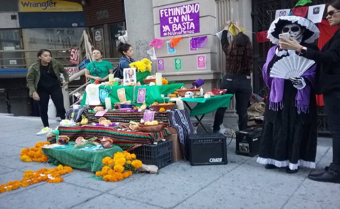 El altar por feminicidios se instaló en la calle peatonal Morelos a la altura de Zaragoza, en el centro de la ciudad / Especial 