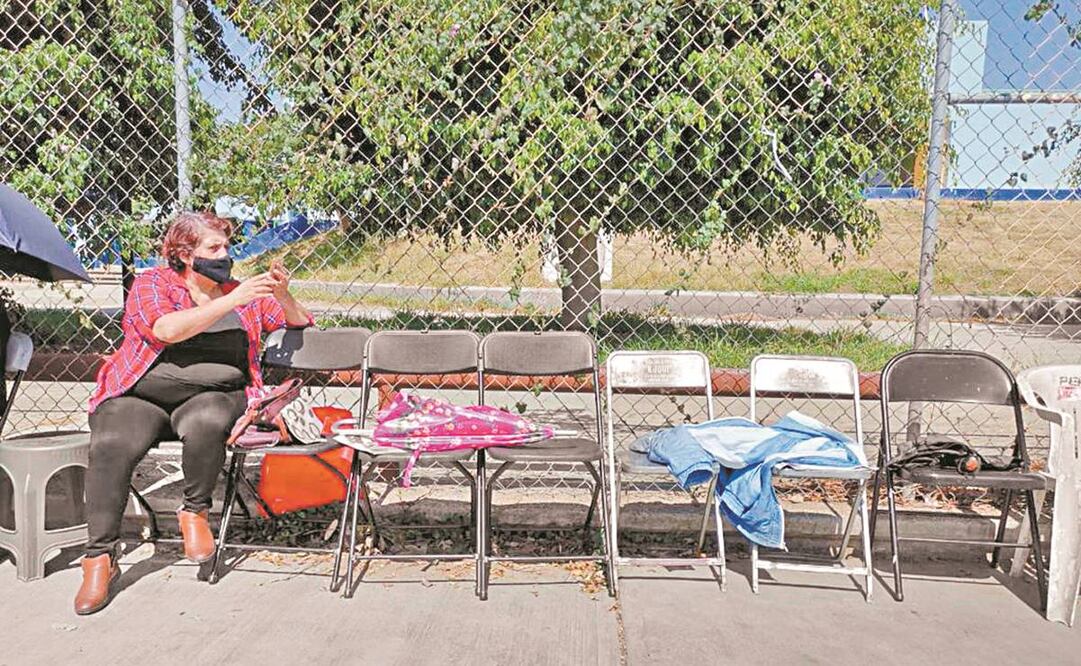 Adultos mayores de la ciudad de Oaxaca comenzaron a formarse para recibir la segunda dosis anti-Covid. Foto: Edwin Hernández/ El Universal.