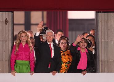 Alfredo del Mazo da su último Grito en el Edomex, acompañado de Delfina Gómez