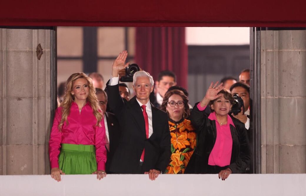 Alfredo del Mazo entregó la Bandera a Delfina Gómez, quien la ondeó mientras sonaba la campana. En palacio de gobierno también se encontraron los equipos entrantes y salientes de ambos gabinetes. Foto: Especial