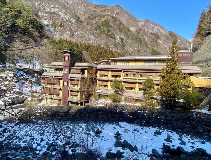 El hotel cuenta con 37 habitaciones y piscinas termales. Fotos: Instagram @keiunkan_yamanashi