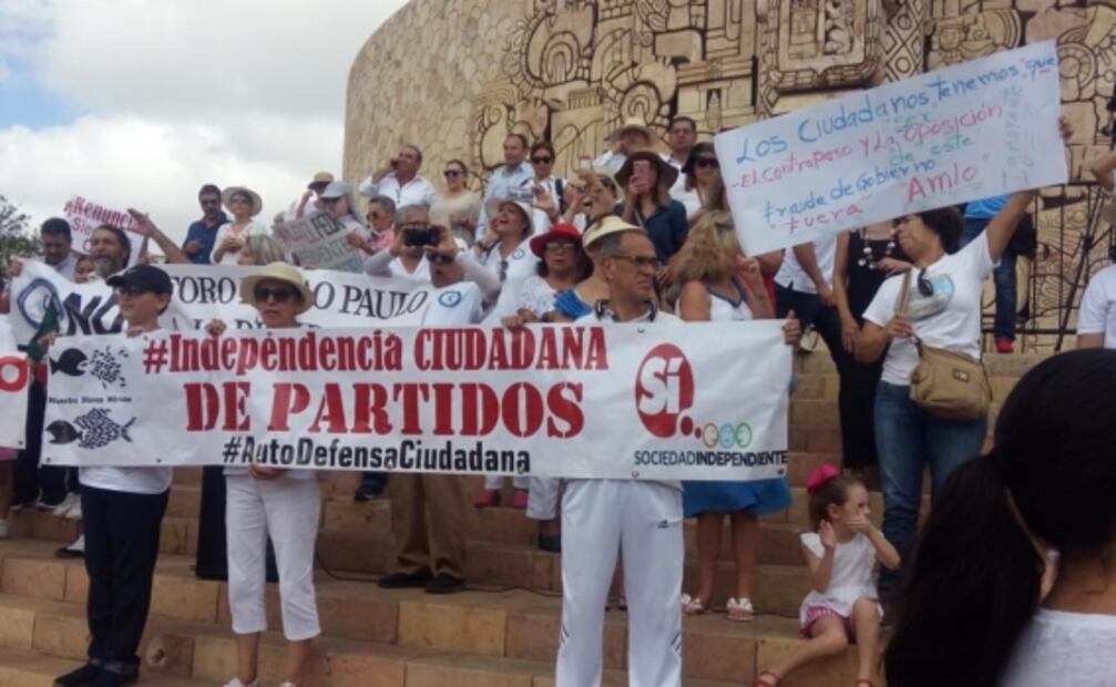 Marchan a favor y en contra de AMLO en los estados