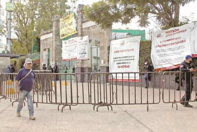 Desolación en panteones en el Día de Muertos 