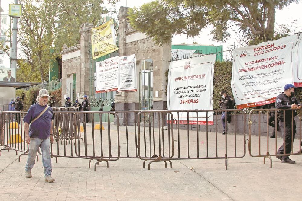 La Secretaría de Seguridad Ciudadana mantiene un cerco de vigilancia en los accesos de los camposantos más importantes de la capital, como el de Dolores. CARLOS MEJÍA. EL UNIVERSAL