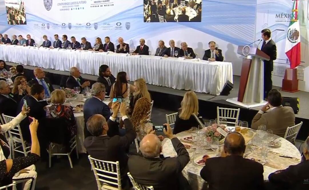 Peña Nieto participó en la ceremonia por el 144 Aniversario de la Cámara Nacional de Comercio, Servicios y Turismo de la Ciudad de México. Foto: Twitter @PresidenciaMX
