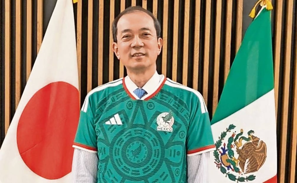 El representante japonés en nuestro país celebró el triunfo de la Selección Mexicana contra la de Sudáfrica “en el legendario Estadio Azteca”y presumió
una camiseta del equipo nacional. Foto: Osmar Alvarado / EL UNIVERSAL