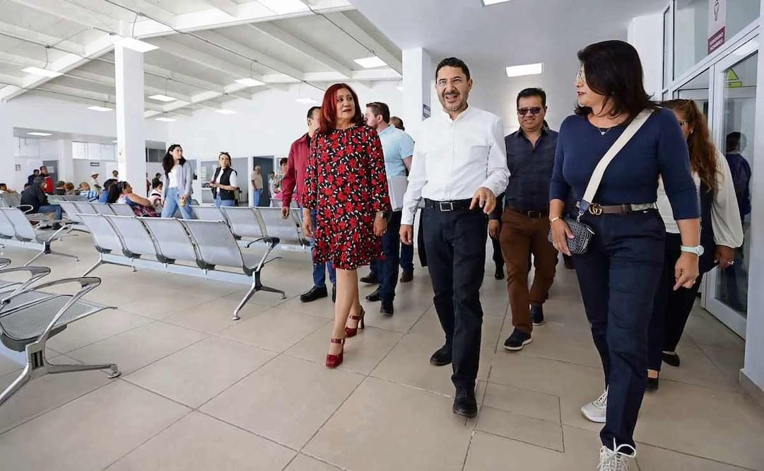 Martín Batres, director del ISSSTE oficializó la clínica de Satélite. Foto: Especial