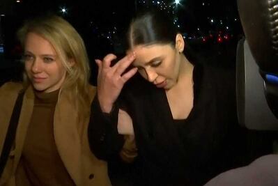 Emma Coronel, mujer de “El Chapo”, causa revuelo por usar un teléfono en la Corte