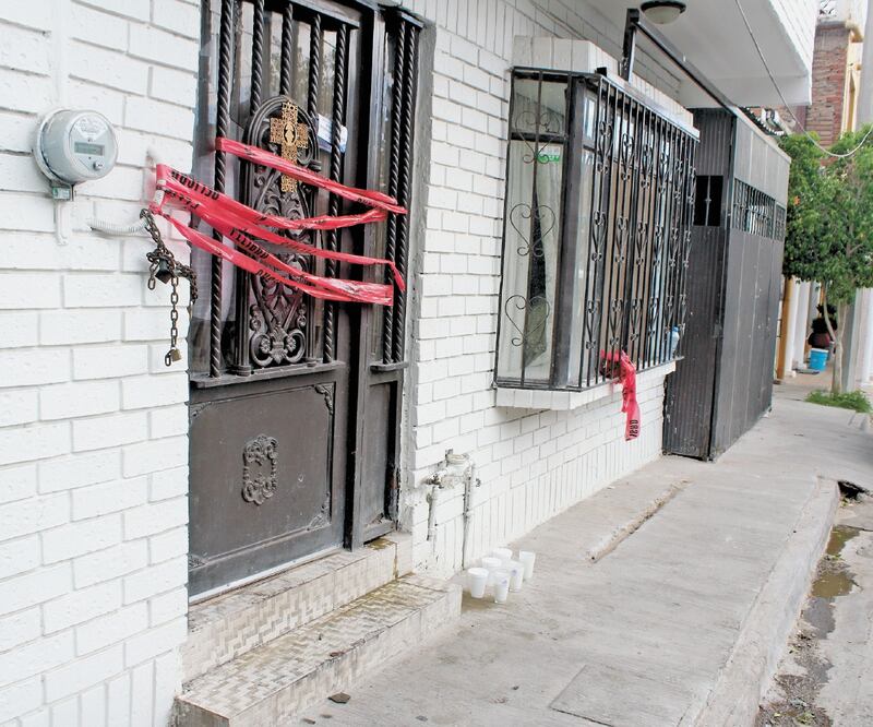Autoridades resguardan la vivienda de las hermanas con el fin de encontrar huellas u objetos que coadyuven en la investigación. Foto: FRANCISCO RODRÍGUEZ. EL UNIVERSAL
