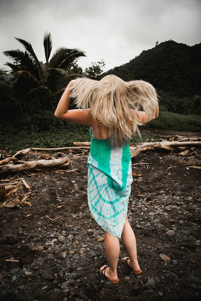 Sol, sal y viento: la guía esencial para cuidar el cabello con canas en vacaciones. Foto: Unsplash