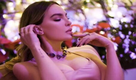 ¡De pronto flash! Belinda luce curvas de impacto en mini bikini azul