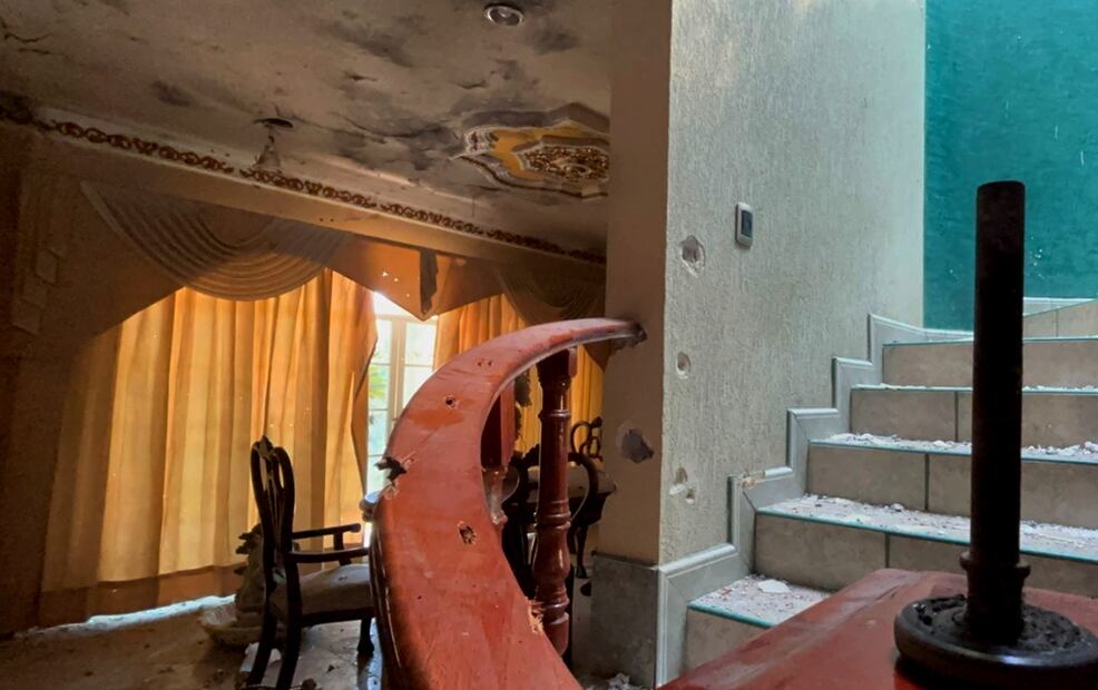 En el ataque armado a La Ruana, Michoacán, el 11 de junio de 2025, quedaron tres autos calcinados y varias viviendas con vidrios rotos y paredes perforadas. Foto: de Carlos Arrieta/EL UNIVERSAL