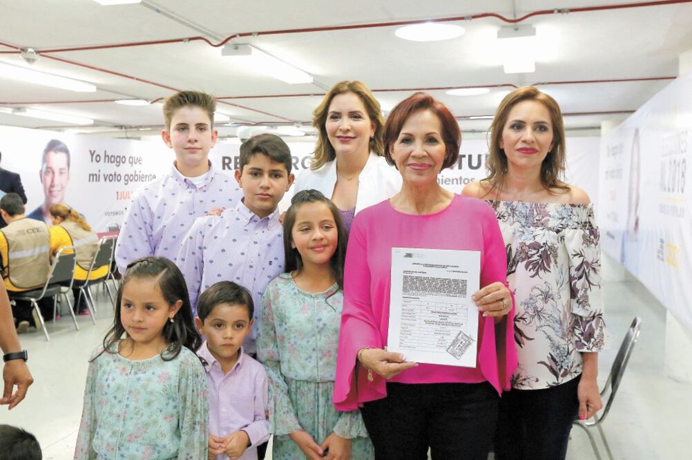 Ausencia. Teresa Martínez (izq) se ausentó 10 meses de la SSP para buscar la alcaldía de Santa Catarina. Foto/ARCHIVO EL UNIVERSAL