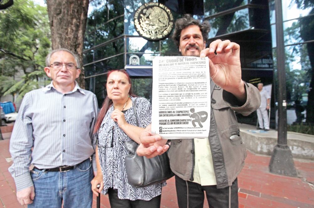Colonos inconformes con el proyecto del Corredor Cultural Chapultepec acudieron ante el Tribunal de lo Contencioso Administrativo del DF acompañados por Alfonso Suárez del Real, diputado local de Morena (ADRÍAN HERNÁNDEZ. EL UNIVERSAL)